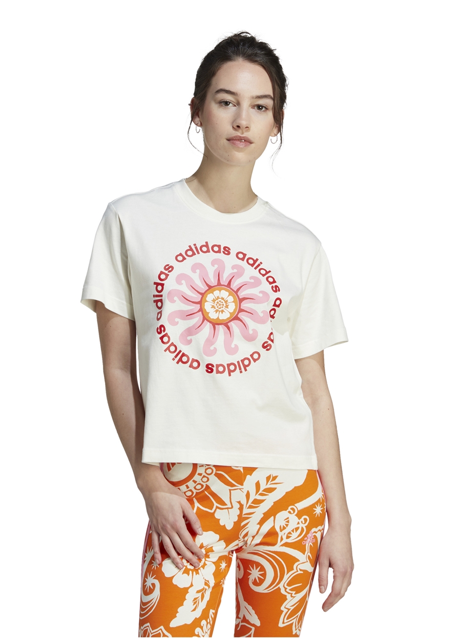 Adidas Beyaz Kadın Yuvarlak Yaka Regular Fit T-Shirt IM2391-FARM GFX TEE OWH