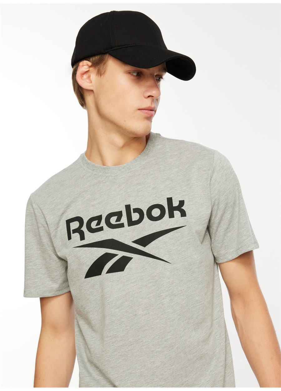 Reebok 100071173 REEBOK IDENTITY STACKE Gri Melanj Erkek Yuvarlak Yaka Standart Fit T-Shirt