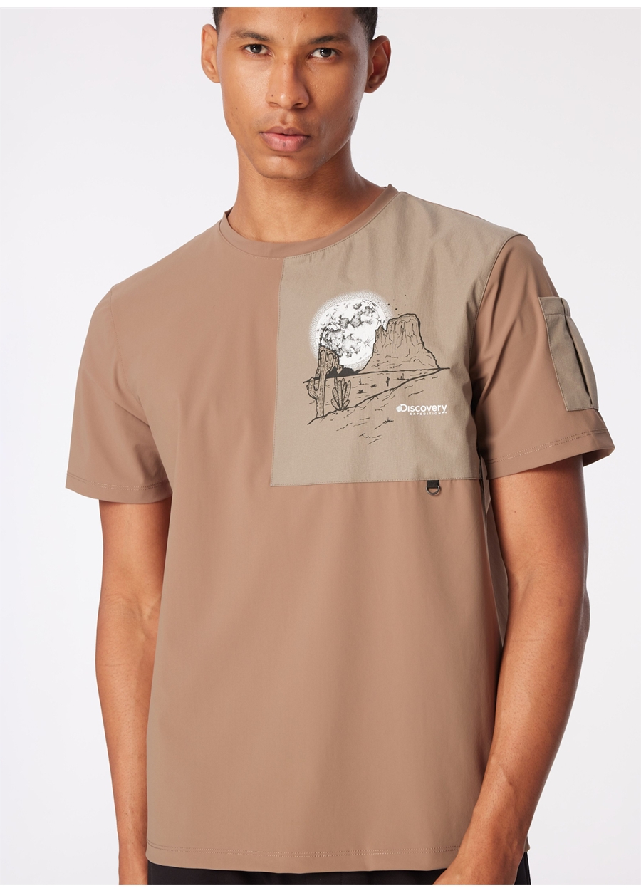 Discovery Expedition Koyu Bej Erkek Bisiklet Yaka Relaxed Baskılı Su İtici T-Shirt D4SM-TST3252_1